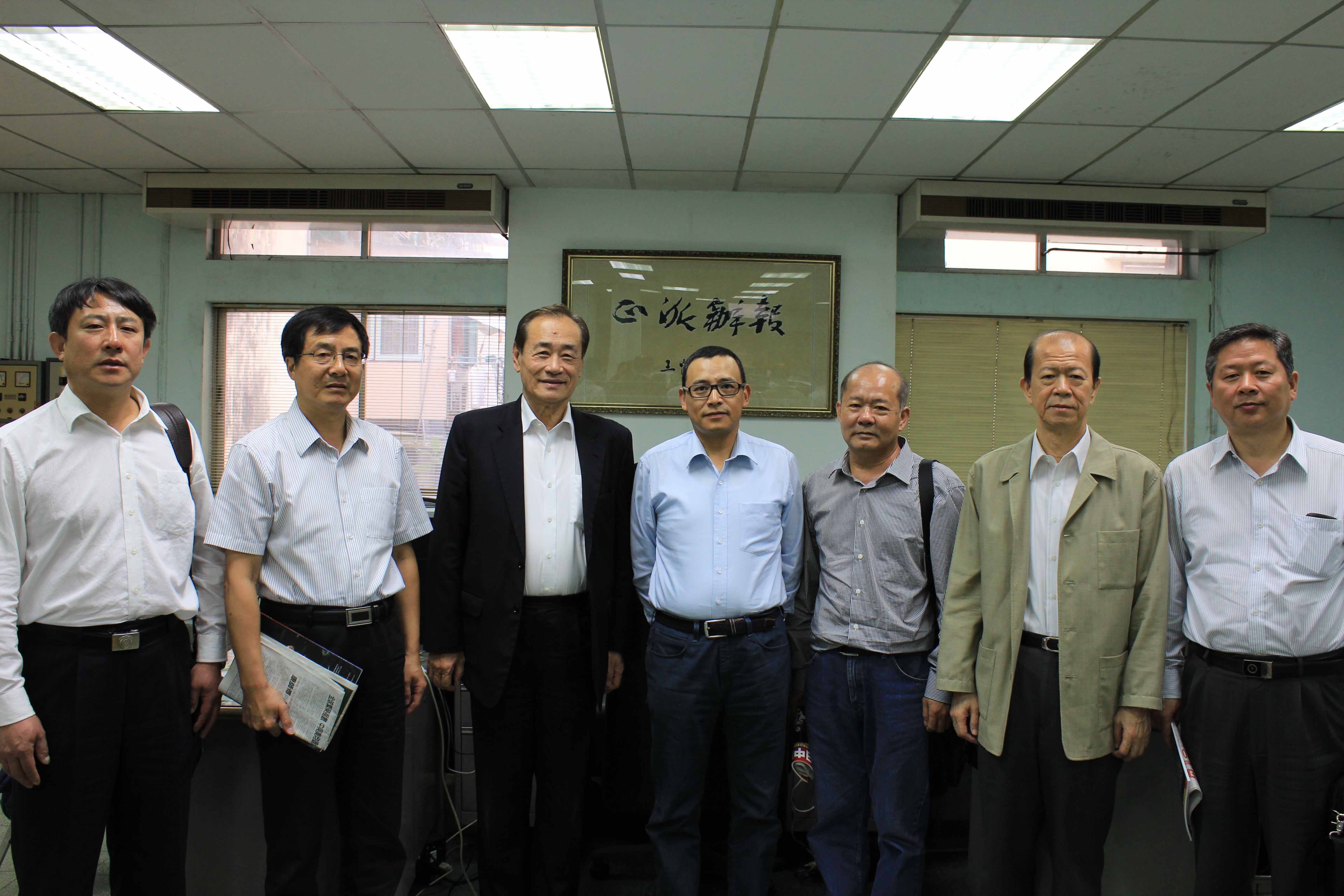  中新社代表團訪問本報
