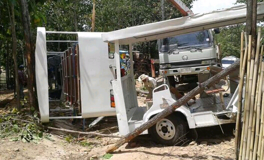 泰國動物園遊覽車翻 5死50傷