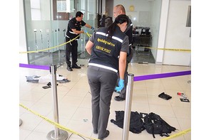 假槍劫銀行遇押鈔員 衰賊受傷被捕