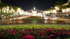 曼谷叻丹能路 夜景彩燈亮麗